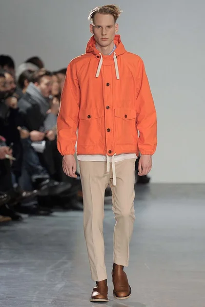 Look 16
